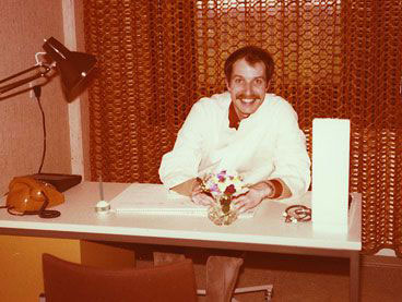 Der Praxisgründer Dr. Dr. Bernd Gessner 1978 an seinem ersten Schreibtisch
