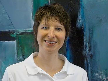 Iris Gessner heißt 2004 Dr. Iris Lohmann-Gessner M.Sc. und steigt als Partnerin in die Praxis ein.