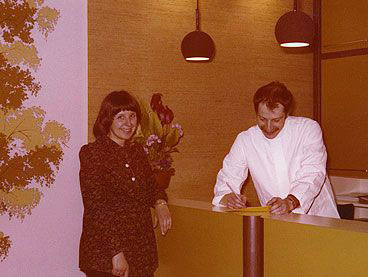 Frau Gessner und Herr Dr. Dr. Gessner 1978 an der Rezeption. 