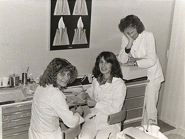 Die ersten Assistentinnen 1978 im Behandlungsraum. In der Mitte sehen Sie Frau Bastek, die heute immer noch bei uns ist.